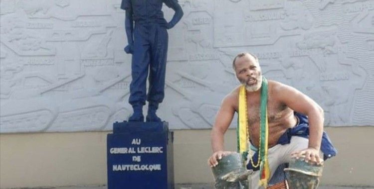Afrikalı aktivist, halkını sömürgecilerin heykellerinden kurtarma mücadelesi veriyor