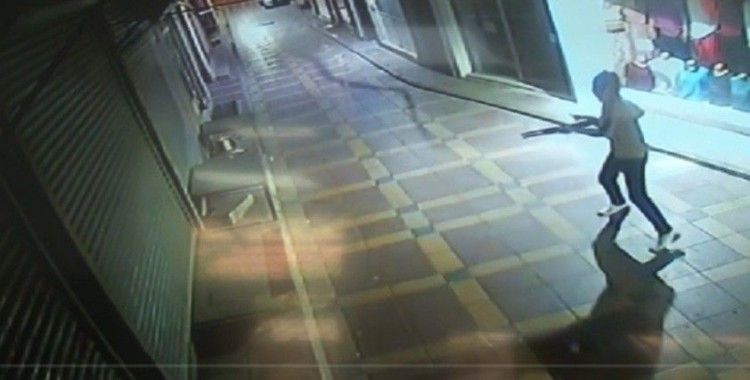 İzmir’de iş yerine pompalı tüfekle saldırı kamerada