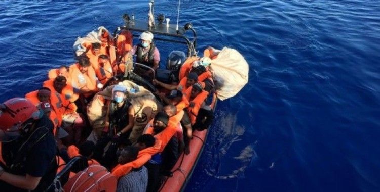 Akdeniz'de 180 göçmeni kurtaran yardım gemisi bir haftadır güvenli liman bekliyor