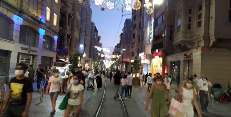 İstiklal Caddesi ve Taksim Meydanı'nda koronavirüs tedbirleri unutuldu