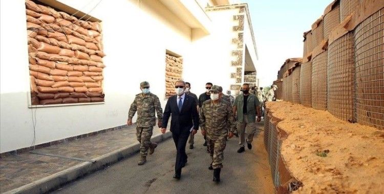 Milli Savunma Bakanı Akar, Libya'da Mehmetçik'le bir araya geldi