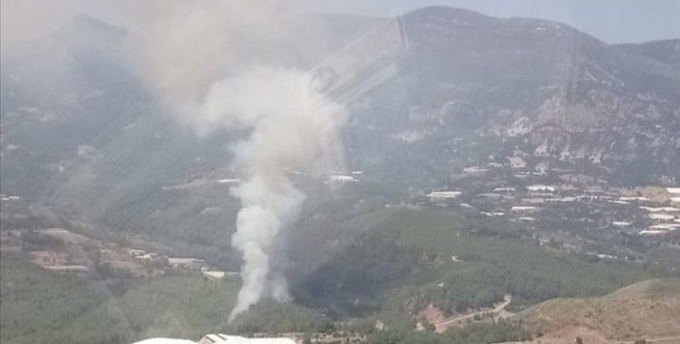 Antalya'da çıkan orman yangını söndürülmeye çalışılıyor