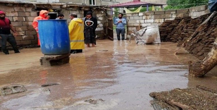 Van'da sel felaketi: 2 yaralı