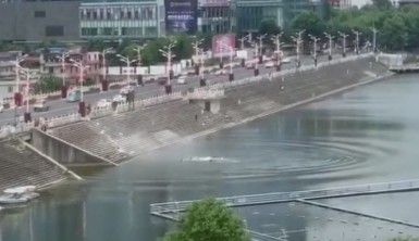 Çin'de öğrencileri taşıyan otobüs gölete düştü