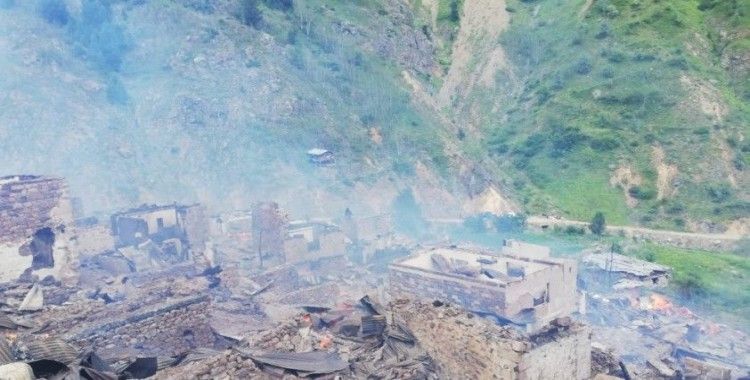 Artvin'in Yusufeli ilçesi Dokumacılar köyü Sahlepçiler mahallesindeki yangın kontrol altına alındı