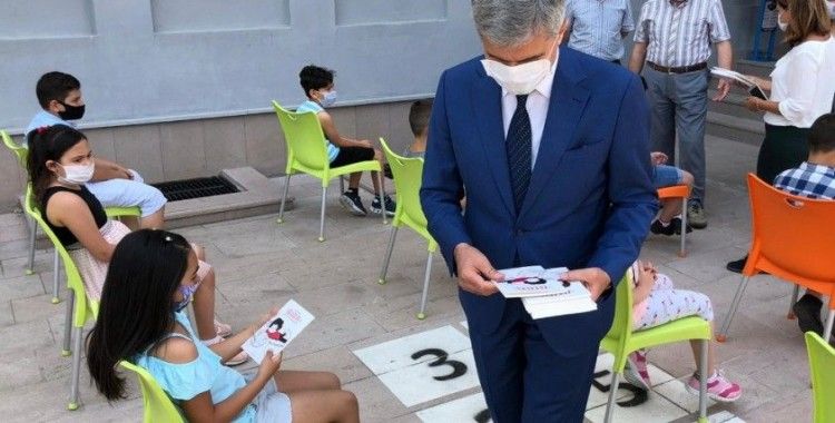 'Arkadaş' kitabı Ankara'da öğrencilere dağıtıldı