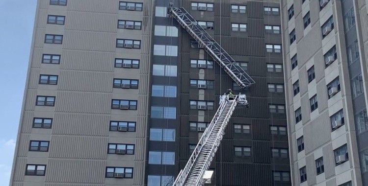 ABD'de 2 cam temizleyici 13 katlı binada asılı kaldı