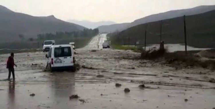 Van-Özalp kara yolu selden dolayı ulaşıma kapandı