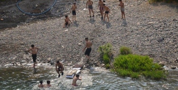  Sıcaklar bastırdı gençler su kenarına koştu