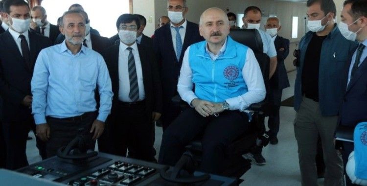 Bakan Karaismailoğlu İdris-İ Bitlis Feribotunda incelemelerde bulundu
