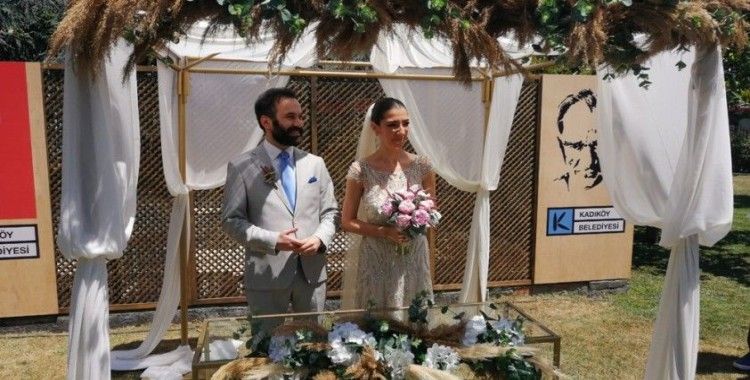Kadıköy’de sosyal mesafeli ‘açık hava nikahları’ kıyılmaya başlandı