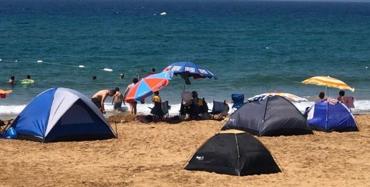 Tatilciler çadırı tercih etti, sahiller çadır kente döndü