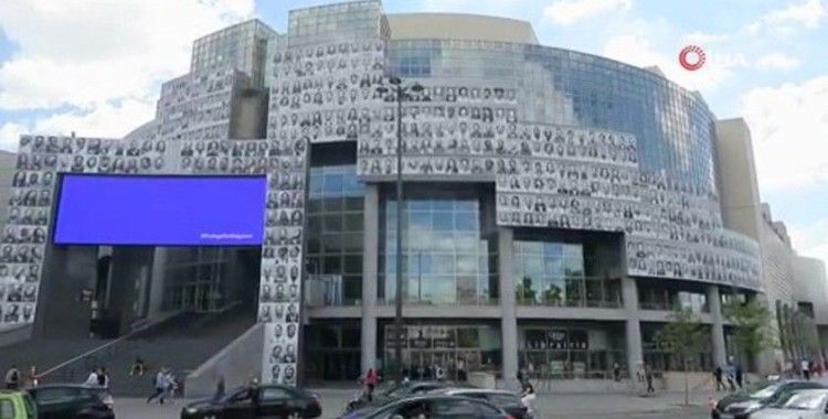 Bastille Opera Binası salgınla mücadele eden sağlıkçıların portresiyle kaplandı