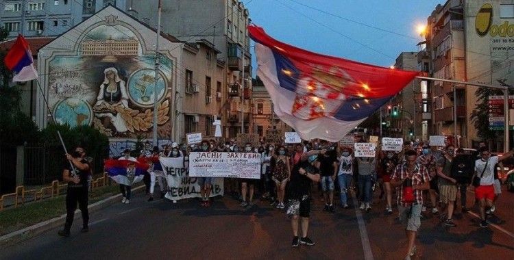 Sırbistan geneline yayılan hükümet karşıtı protestolar 5 gündür devam ediyor