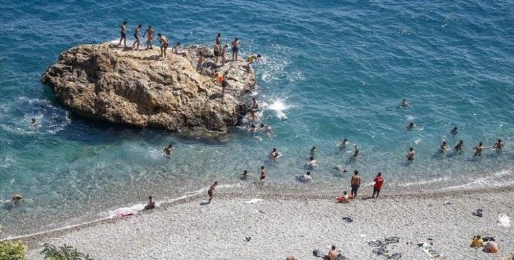 Antalya'da nemden bunalanlar sahillerde yoğunluk oluşturdu