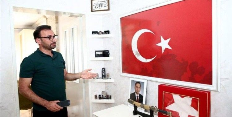 Şehidin kanının bulunduğu Türk bayrağına ailesi gözleri gibi bakıyor