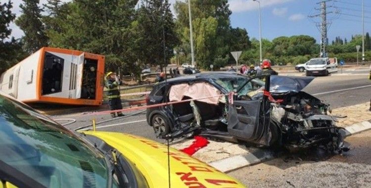 İsrail'de otobüs ile otomobil çarpıştı: 21 yaralı