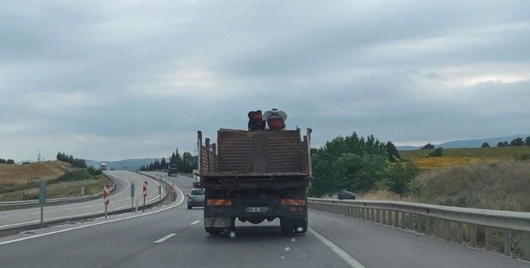 Bursa’da kamyon üstünde tehlikeli yolculuk