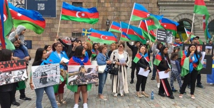  İsveç’teki Azerbaycanlılardan parlamento önünde Ermenistan protestosu