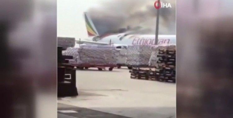 Çin'deki Havalimanı'nda Etiyopya uçağı alev alev yandı