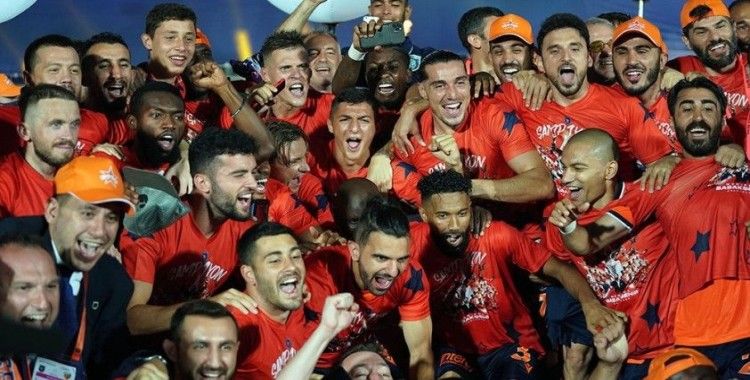 Başakşehir'de 13 futbolcu ilk kez şampiyonluk yaşadı