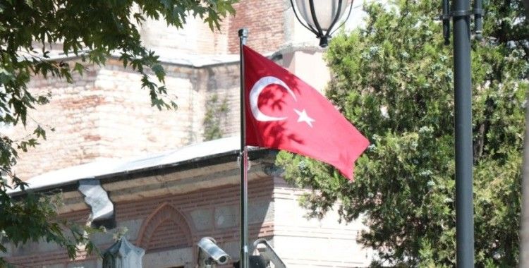 Ayasofya Camii'nin giriş kapılarına Türk Bayrakları asıldı