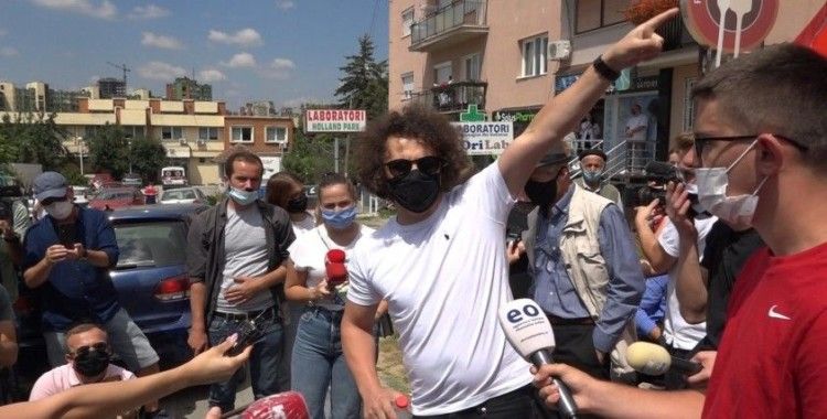 Kosova'da cami yapımını protesto edenler, camiyi savunanların tepkisiyle karşılaştı
