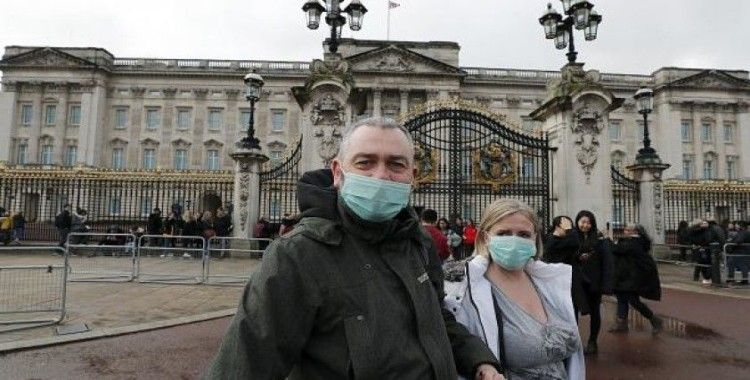 İngiltere'de bugünden itibaren kapalı alanların çoğunda maske takmak zorunlu