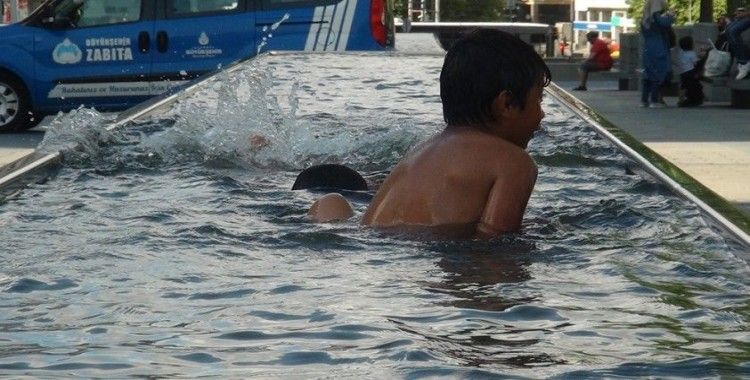 Taksim'de çocukların süs havuzunda tehlikeli oyunu