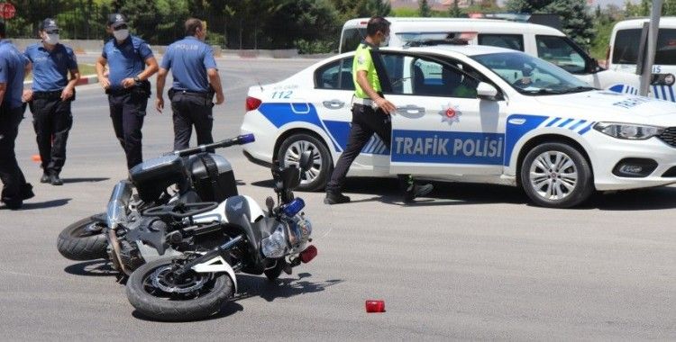Karaman'da otomobil ile motosikletli trafik polisi çarpıştı 1 polis yaralı