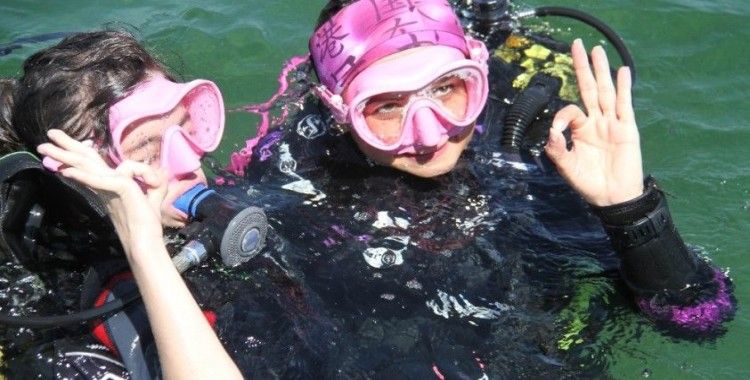 Milli yüzücü down sendromlu sporcular Beyşehir Gölü'ne dalış yaptı