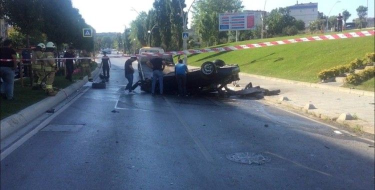 Sultangazi’de feci kaza: Takla atan aracın içinden fırladı