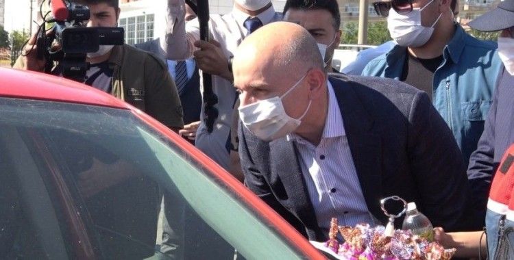 Bakan Karaismailoğlu ’43 ilin’ geçiş noktasında trafik denetlemesine katıldı