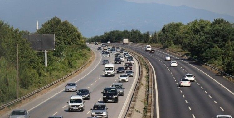 TEM Sakarya geçişinde geri dönüş yoğunluğu başladı