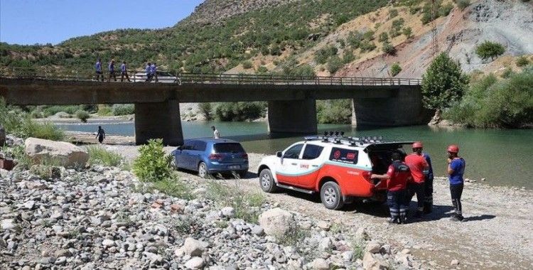 Kaybolan 4 yaşındaki Miraç'ın bulunması için çalışmalar Dicle Nehri kenarında sürüyor