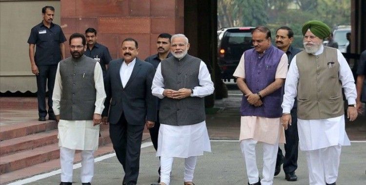 Hindistan Başbakanı Modi tartışmalı tapınağın temel atma törenine katıldı