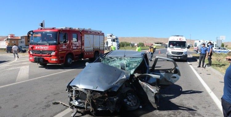 Sivas'ta iki otomobil kavşakta çarpıştı: 6 yaralı