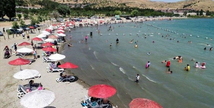 Hazar Gölü Doğu'daki tatilcilere Ege ve Akdeniz sahillerini aratmıyor