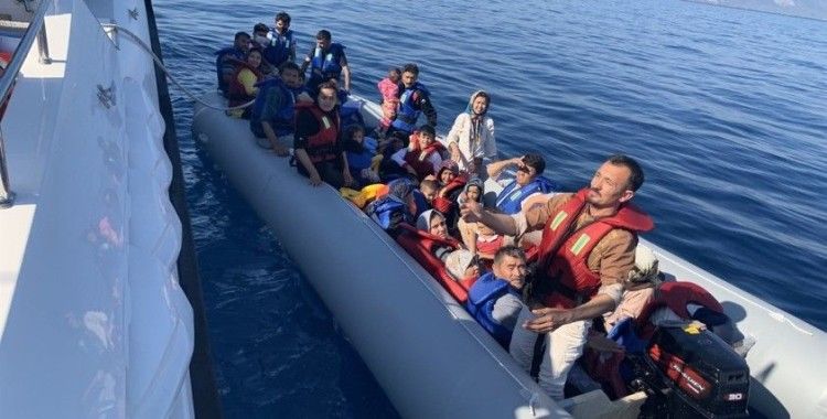 Yunan askerinin benzin bidonlarını zapt ettiği göçmenleri Sahil Güvenlik kurtardı