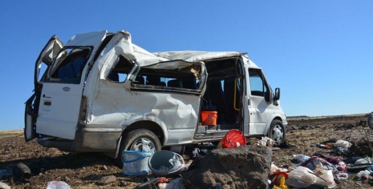 Şanlıurfa'da tarım işçilerini taşıyan minibüs takla attı: 1 ölü, 25 yaralı