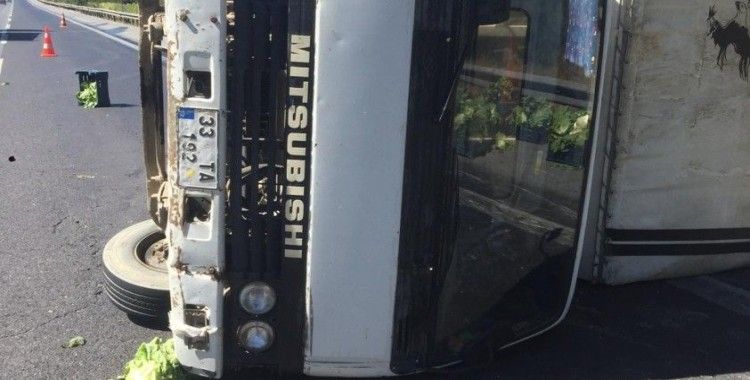 Tarsus'ta sebze yüklü kamyon devrildi: 2 yaralı