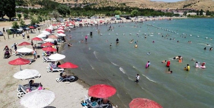 Hazar Gölü Doğu'daki tatilcilere Ege ve Akdeniz sahillerini aratmıyor