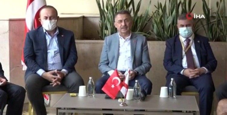 Cumhurbaşkanı Yardımcısı Oktay ve Bakan Çavuşoğlu, Türklerin yaşadığı mahalleyi ziyaret etti