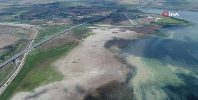 Büyükçekmece Gölü’nde korkutan görüntü: Su seviyesi yüzde 30 seviyelerine düştü