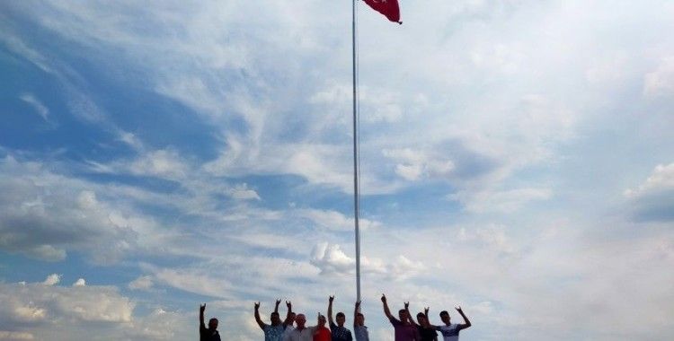 Köylüler, Yunanistan’ın burnunun dibine dev Türk bayrağı dikti