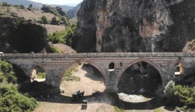 Kemerinde 'mescit' bulunan 7 asırlık köprü