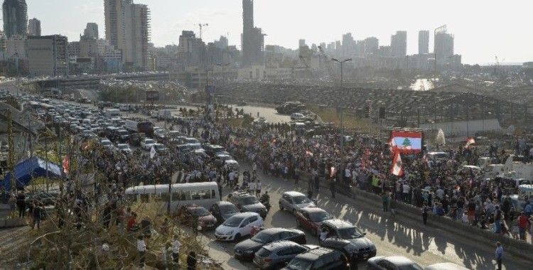 Beyrut'ta şiddetli patlamada hayatını kaybedenler için anma töreni