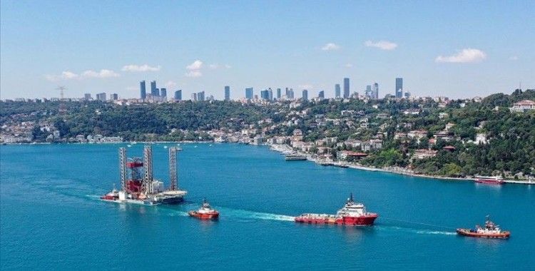 Dev petrol platformu 'GSP Saturn' İstanbul Boğazı'nda ilerliyor