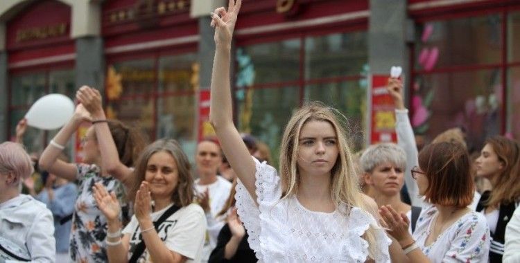 Belarus'ta devam eden protestolarda kadınlar sokaklara indi
