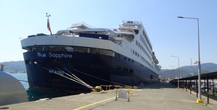 Türkiye'nin okyanus aşabilen lüks yolcu gemisi Marmaris'te demir attı